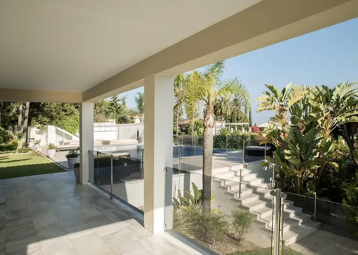 Sekiz Yatak Odalı Villa