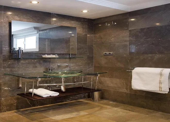 Sekiz Yatak Odalı Villa